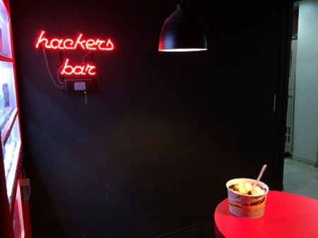 공단기 본관 1층, 'Hackers Bar'