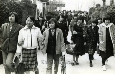1983년, 어느 여자 중학교 앞의 모습 ⓒ코리아헤럴드