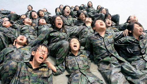 사진의 제목은 다음과 같다. "지옥훈련 어린이 해병대" 